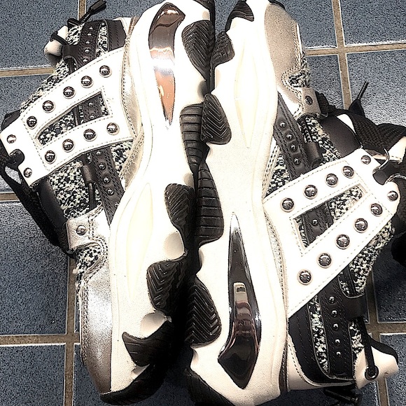 KURT GEIGER LONDON- New Unique Size 6 1/2 Classy Coveted & Popular Gold Monogram - Picture 10 of 16